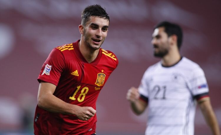 عکس' حمله بازیکن خط خورده تیم ملی به سرمربی جدید