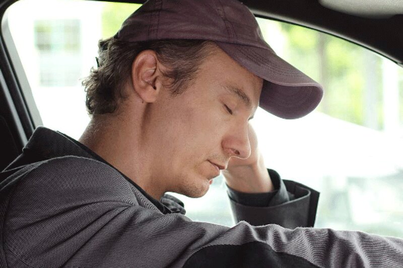 ببینید | لحظه هولناک تصادف یک تریلی به دلیل خوابیدن راننده از زاویه دوربین داخل کابین!