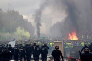 ببینید | به آتش کشیدن مجسمه مکرون در فرانسه در اعتراض به لایحه بازنشستگی