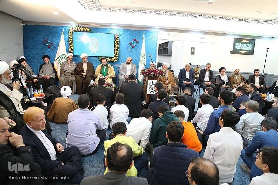 حضور در محفل حافظان قرآن کریم