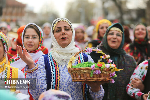 تصاویری از زنان و مردان در نوروزخوانی برای بهار