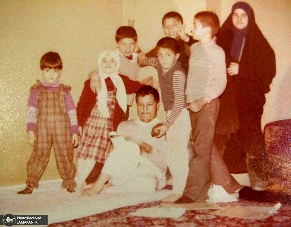 قاب قدیمی از آیت الله هاشمی رفسنجانی کنار خانواده‌اش