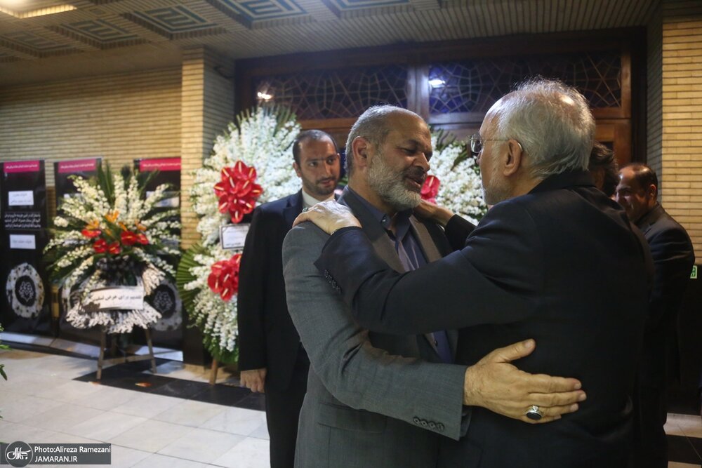 قابهای جالب در مراسم ختم برادر علیاکبر صالحی / از روحانی و ظریف تا جهانگیری و سیدحسن خمینی و... + عکسها 8