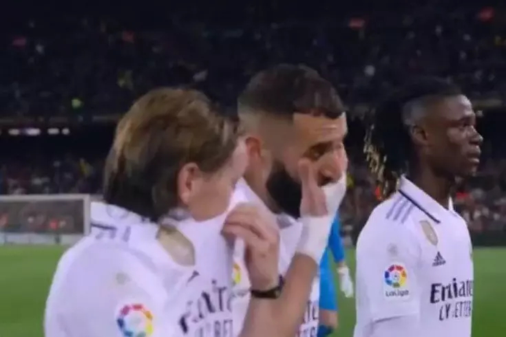 عکس| صحبت های درگوشی مودریچ به بنزما لو رفت!