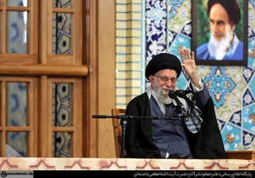 قائد الثورة الاسلامية: العدو يسعى وراء تغيير هوية الجمهورية الاسلامية الايرانية