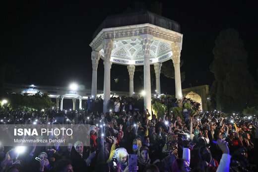 شکسته شدن شیشههای محافظ آرامگاه حافظ  شکسته شدن شیشههای محافظ آرامگاه حافظ