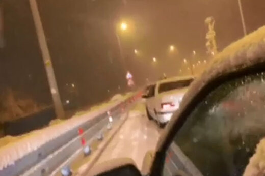 ببینید | فاجعه مدیریتی در جاده چالوس؛ گیر کردن مردم در جاده زیر بارش برف!