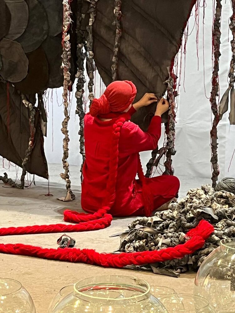 زنها و قرمزها در نبرد با کپیتالیسم