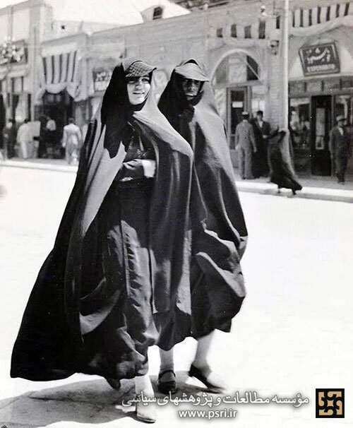 دو زن تهرانی پیش از اجرای قانون کشف جحاب رضاخان / عکس