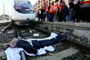 ببینید | پرت کردن امانوئل مکرون زیر قطار؛ خط و نشان معترضان فرانسوی