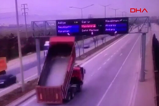 ببینید | فاجعه هولناک در اتوبان؛ برخورد شدید کامیون به تابلو در ترکیه