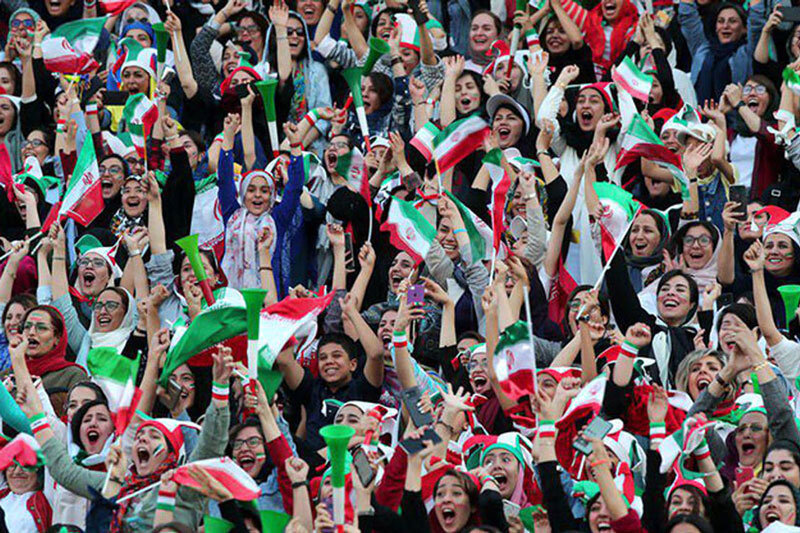 عکس ' خانم ها در تلویزیون مجوز ورود به استادیوم را گرفتند!