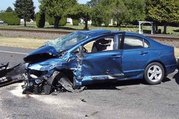 عکس | سقوط تیر چراغ برق به علت پوسیدگی به روی خودرو کوییک