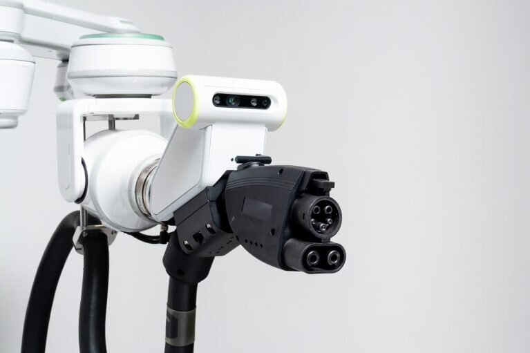 دیگر شارژ خودروهای برقی را ربات‌ها انجام می‌دهند!