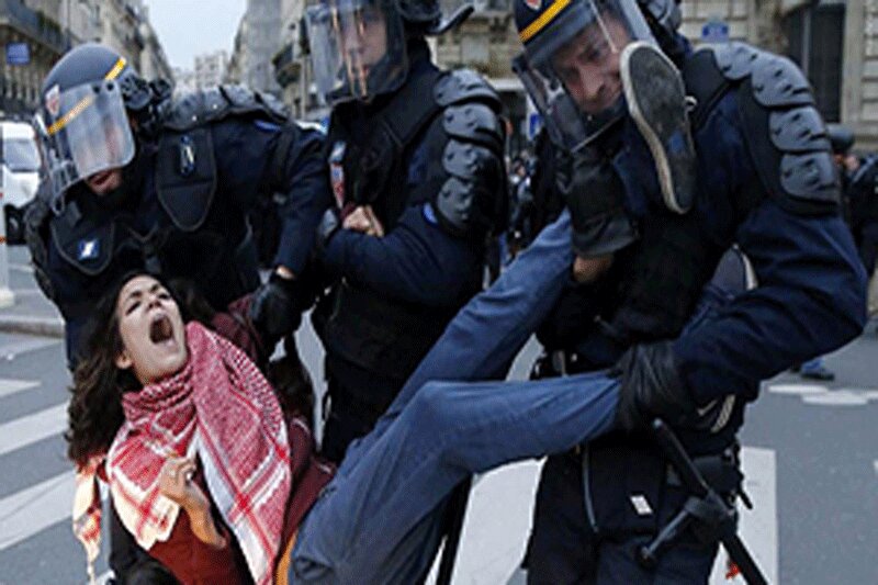 ببینید | خشونت پلیس فرانسه در برخورد با یک زن