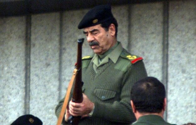 دیکتاتور صدام حسین با این تفنگ دسته نقره آغاز جنگ با ایران را اعلام کرد /عکس