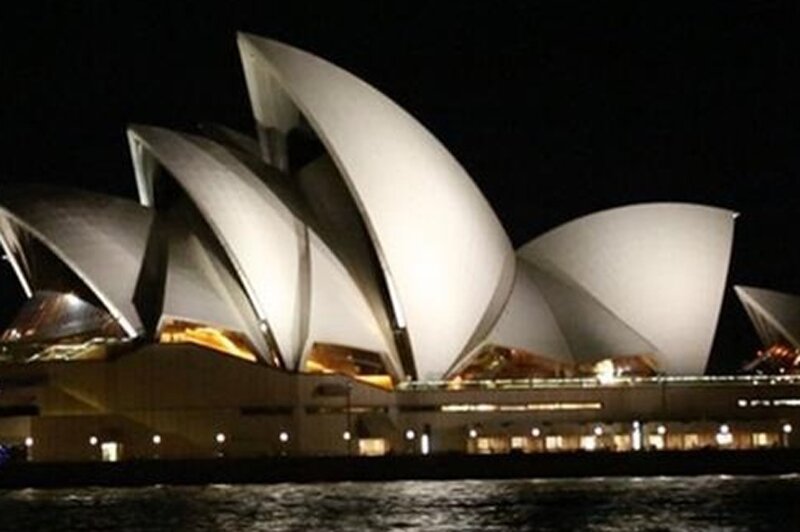ببینید | خانه اپرای سیدنی به احترام زمین خاموش شد