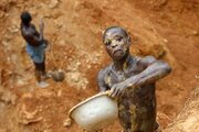 ببینید | صحنه‌های وحشتناک از خارج کردن معدنچی‌های گرفتار در معدن کبالت در آفریقا