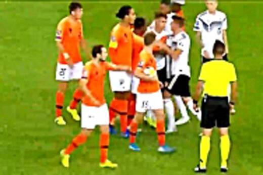 ببینید | بزن بزن بازیکنان فوتبال و گزارش جالب گزارشگر شمالی؛ نگاه کنید... نگاه کنید!