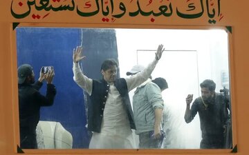 تصویر جنجالی عمران خان با کلاه‌خود عجیب و ضدگلوله/عکس
