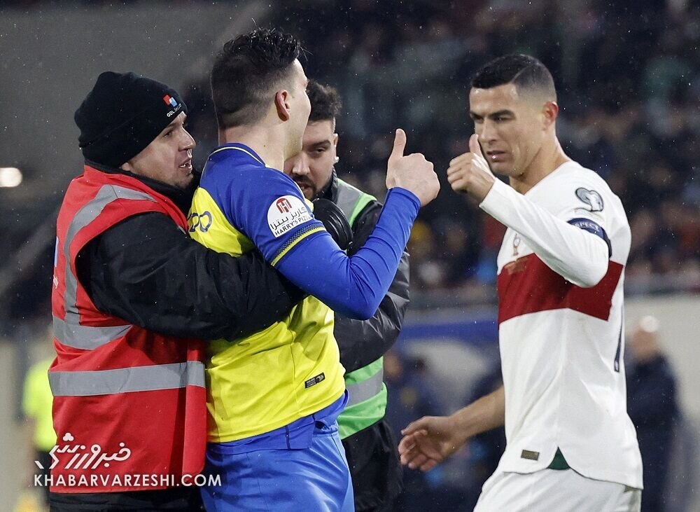 عکس| واکنش جالب رونالدو به هجوم یک هوادار به زمین