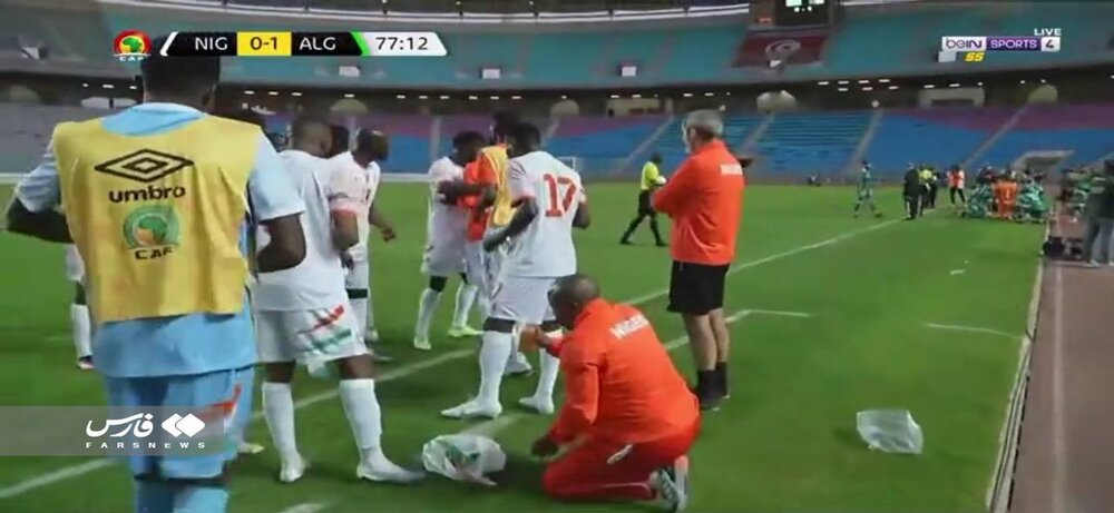 عکس | افطار بازیکنان مسلمان در وسط مسابقه فوتبال 3