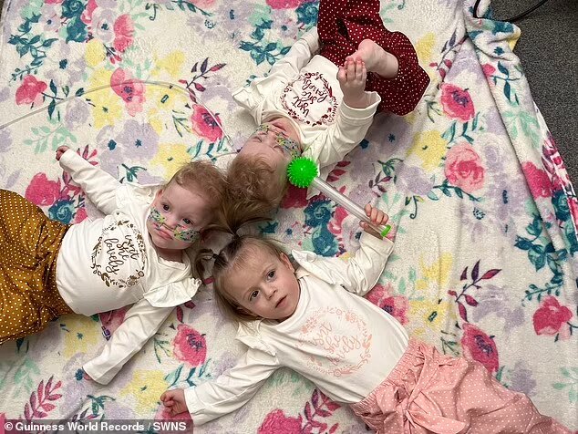 عکس| سه‌قلوهای نارس دو ساله شدند!