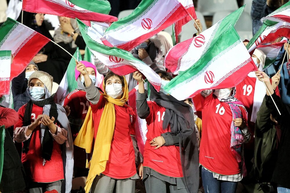 عکس | ژست جالب یک دختر جوان در بازی ایران و کنیا