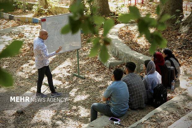 از  رنگ خون بر در یک گالری تا تعطیلی ششماهه