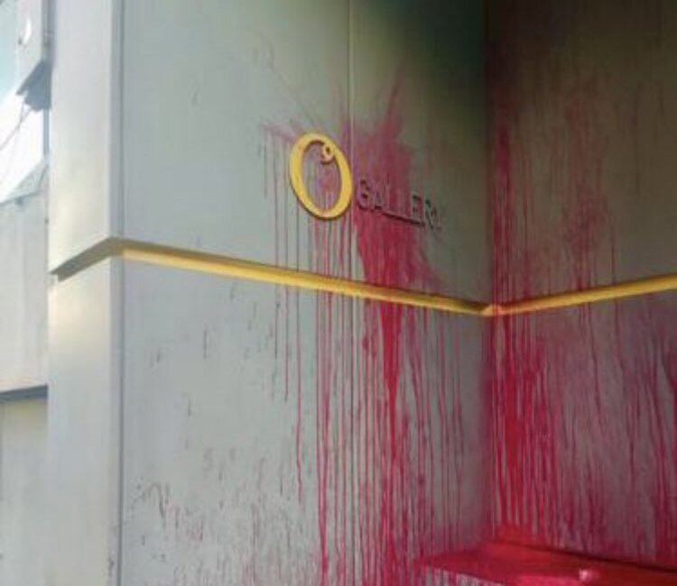 از  رنگ خون بر در یک گالری تا تعطیلی ششماهه