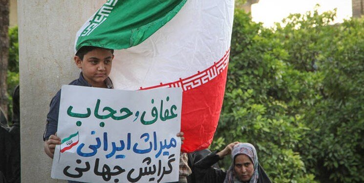 استقرار غرفه حجاب در اماکن تاریخی شیراز/ بانوان محجبه به طور رایگان از اماکن تاریخی بازدید میکنند / عکس