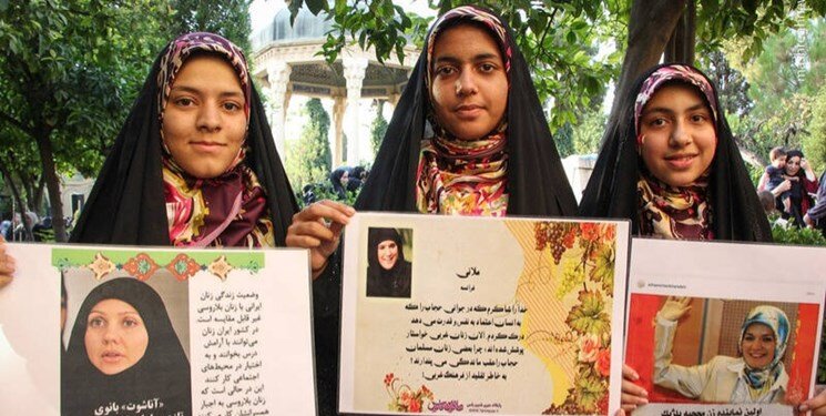 استقرار غرفه حجاب در اماکن تاریخی شیراز/ بانوان محجبه به طور رایگان از اماکن تاریخی بازدید میکنند / عکس