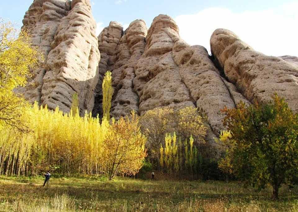 عکس | اگر تهران هستید سفر یک روزه به روستایی با کوههای عروسکی در انتظار شماست 2