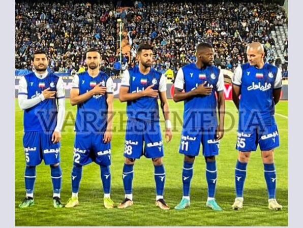 عکس| حرکت اعتراضی بازیکنان استقلال علیه اسپانسر