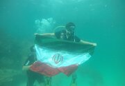 ببینید | نصب پرچم ایران در اعماق خلیج فارس توسط یک جانباز غواص