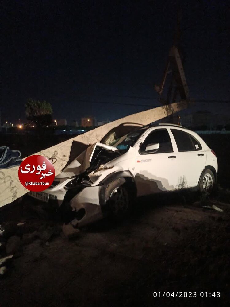 عکس | سقوط تیر چراغ برق به علت پوسیدگی به روی خودرو کوییک