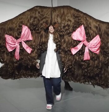 عکس| عریضترین کلاهگیس جهان با ابعاد بیش از ۲/۵ متر عکس| عریضترین کلاهگیس جهان با ابعاد بیش از ۲/۵ متر