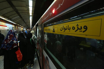 نصب پرده بین واگن زنان و مردان در مترو تهران/ عکس