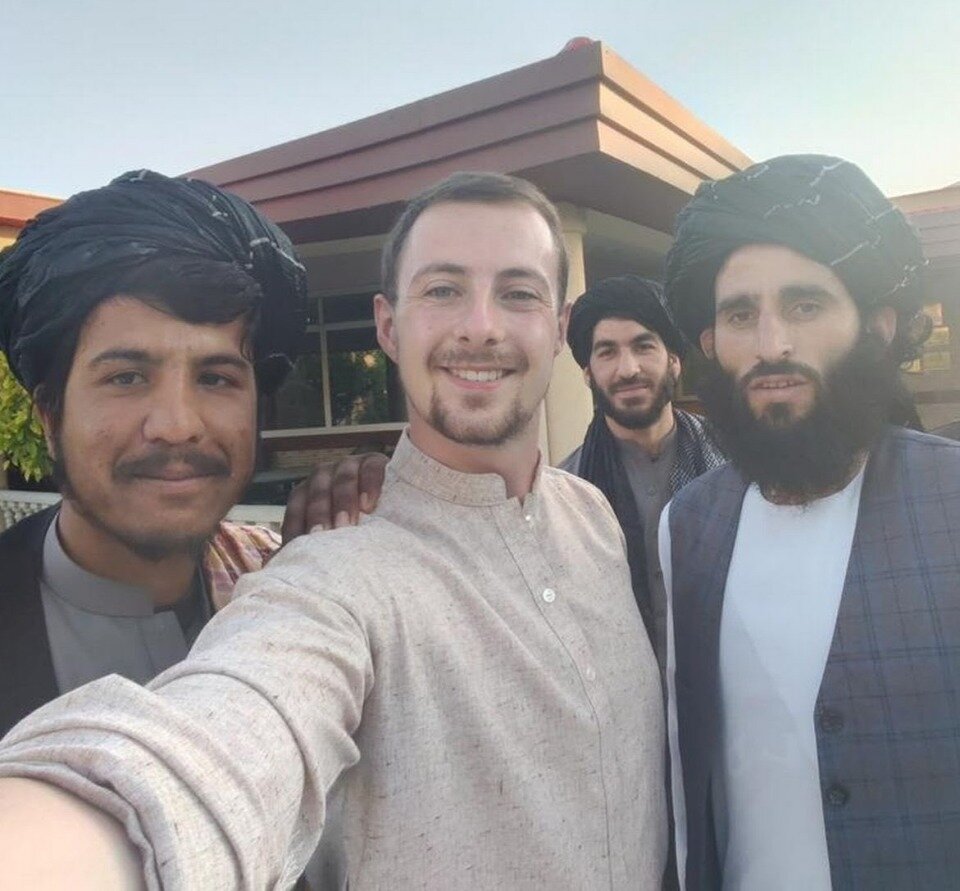 حضور اسیر بریتانیایی در میان طالبان/عکس