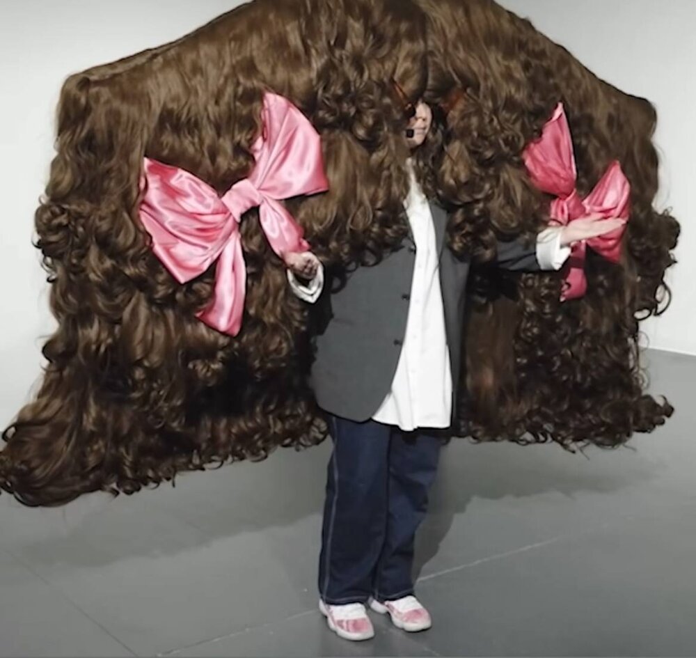 عکس| عریضترین کلاهگیس جهان با ابعاد بیش از ۲/۵ متر