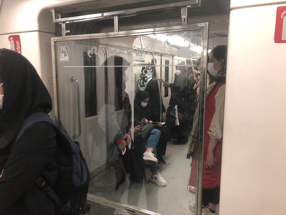 عکس | وضعیت عجیب واگن بانوان در متروی تهران در نخستین روز کاری سال جدید!