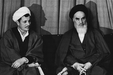 آیت‌الله هاشمی رفسنجانی:وقتی خیلی از آقایان در بیرونی‌های خویش زیلو و حصیر می‌انداختند، امام قالی پهن می‌کردند