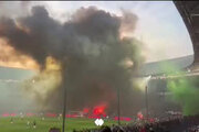 ببینید | آتش‌بازیِ عجیب‌وغریبِ تماشاگران در لیگ فوتبال هلند