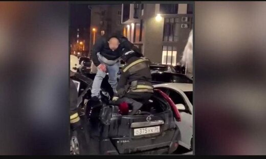 نجات معجزهآسای مرد جوان بعد از سقوط از طبقه ۱۹ یک ساختمان/ عکس نجات معجزهآسای مرد جوان بعد از سقوط از طبقه ۱۹ یک ساختمان/ عکس