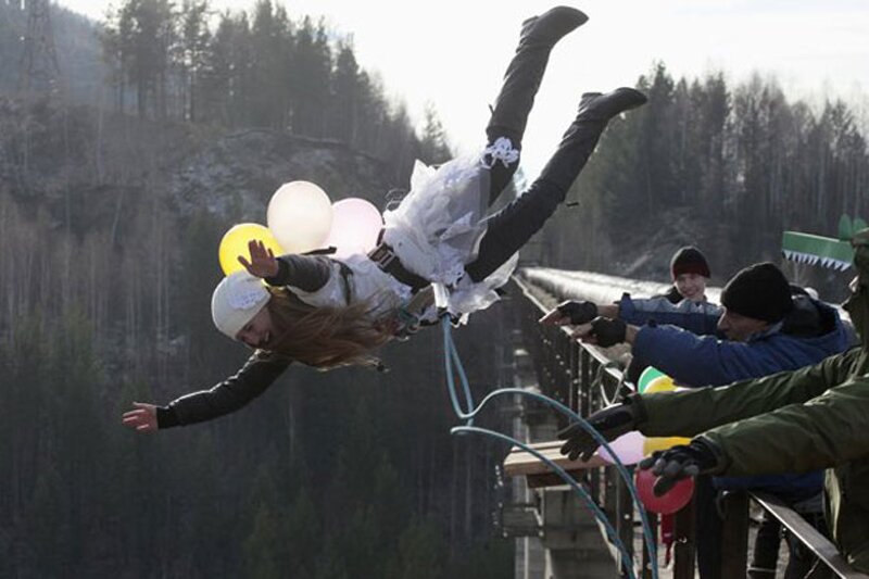 ببینید | دل و جرئت یک زن برای پرش از بالن!