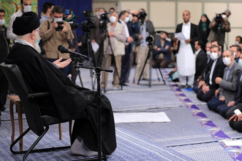 ببینید | حاشیه دیدار 5 ساعته شعرا با رهبر انقلاب بعد از 3 سال