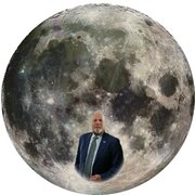عکس | این مولتی میلیاردر آمریکایی می گوید مالک ماه است!