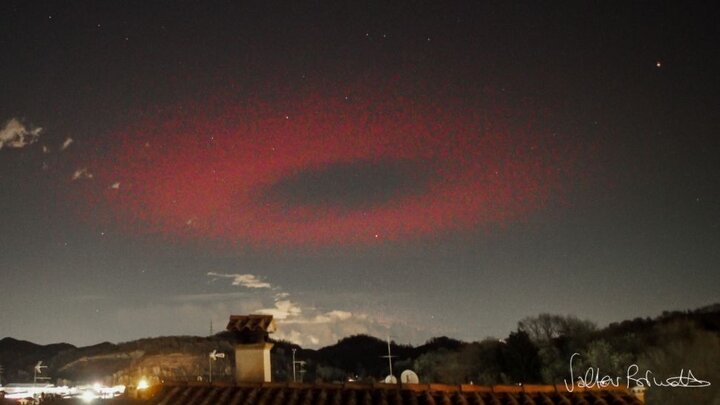 مشاهده حلقه قرمز غول‌پیکر در آسمان ایتالیا/ عکس