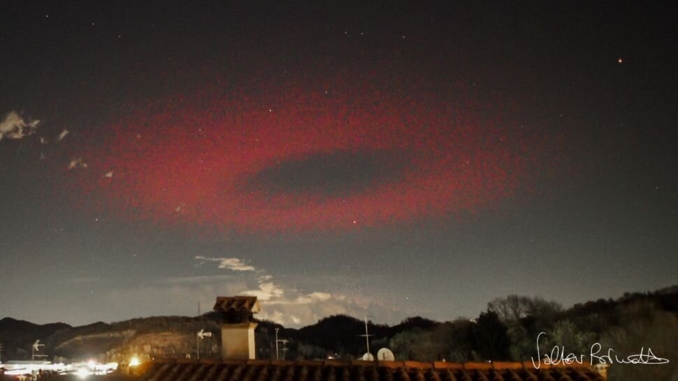 مشاهده حلقه نور قرمز عجیب در آسمان ایتالیا/ عکس