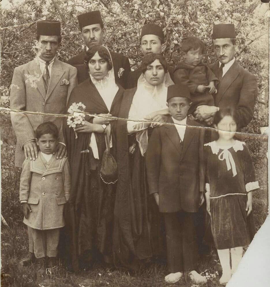 عکس | تصویری تاریخی و بینظیر از پوشش زنان و مردان در سال ۱۳۰۵